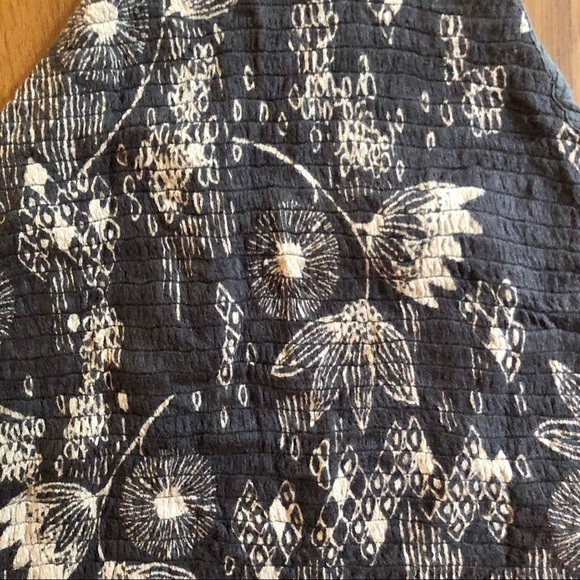 Halter crop top - dark floral print - Picture 5 of 6